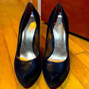 Women’s BCBGeneration Snakeskin Heels sz 9.5